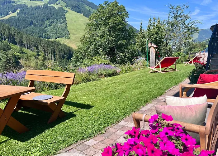 Alm Seasons Premium & ホームステイ